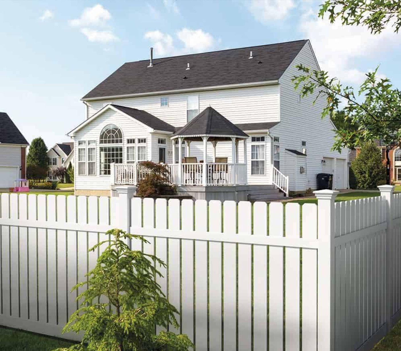 Wood picket fence by Solid Structures
